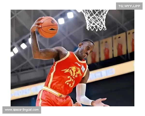 塔克半场11中8高效砍下23分5篮板4助攻，几乎以一己之力咬住比分